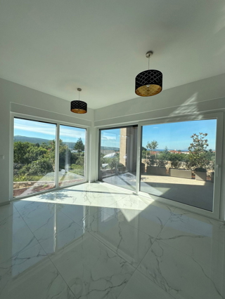 Lussuosa villa indipendente con piscina e vista mare