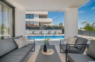 Appartamento con vista mare, piscina e ampio giardino – a soli 200 m dalla spiaggia!