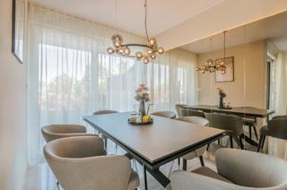 Appartamento con vista mare, piscina e ampio giardino – a soli 200 m dalla spiaggia!