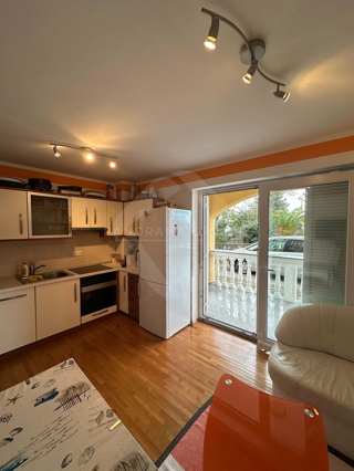 Appartamento al piano terra a Malinska – 200 m dal mare, posizione eccellente