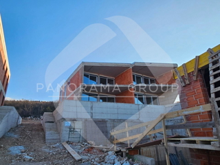 Jadranovo, Dvojna kuća con piscina privata