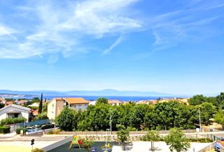 Malinska - opportunità, appartamento su due piani con vista mare