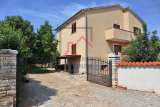 Zona Parenzo, casa con 3 unità abitative