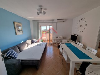NOVIGRAD, Appartamento al 1° piano con 2 camere da letto, immerso nel verde