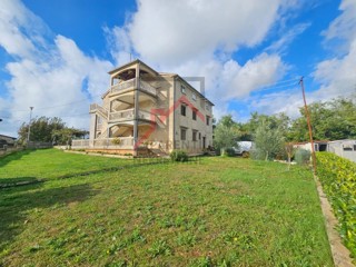 Haus mit drei Wohnungen und Bauland in der Nähe von Poreč ...