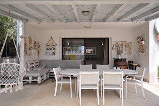 Grazioso appartamento vicino al mare, con due camere da letto, cortile e garage