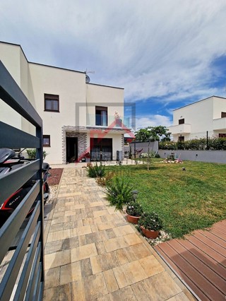 Istria, Parenzo - Casa moderna ultima fila con ampio cortile