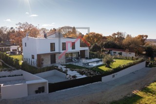 Bellissima villa moderna di design in posizione tranquilla