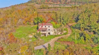 Casa in pietra da ristrutturare con ampio giardino vicino a Montona