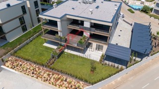 Istria, Cittanova – Appartamento premium al piano terra con giardino, terrazza e vista mare
