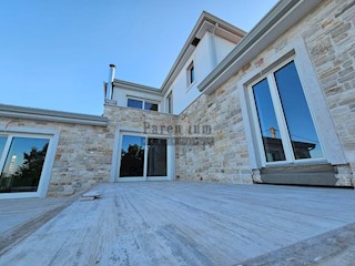 Villa con piscina e vista mare