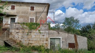 Casa bifamiliare in pietra da ristrutturare