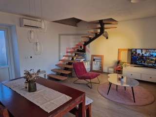 Casa in pietra ristrutturata su tre piani con cortile e posto auto