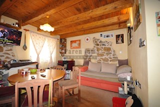 Parenzo, dintorni, casa in pietra in fila