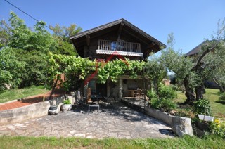 Casa in legno unica con ampio giardino