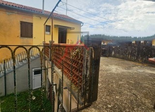 Istria, centro di Parenzo - Appartamento al mare da ristrutturare completamente