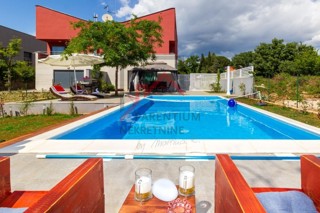 Istria, Parenzo - Appartamento al piano terra con piscina a 3 km dal mare