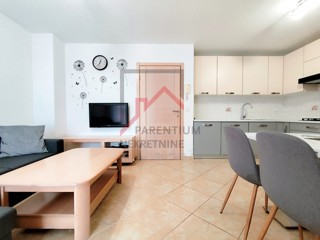 Istria, zona Parenzo - Appartamento di 55 m² con due camere da letto, arredato, terrazza, parcheggio, ripostiglio