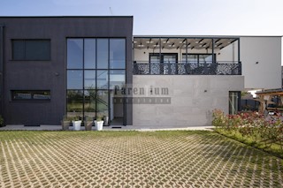 Una villa moderna non lontana dal mare