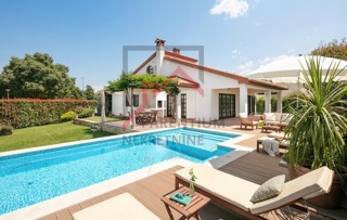 Istria, Parenzo - Villa di lusso con piscina vicino a Parenzo - casa ideale o investimento