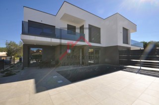 Appartamento arredato al piano terra, con piscina e tre camere da letto!!!