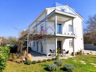 Casa moderna con giardino, a 5 km da Parenzo - posizione tranquilla, ultima di una fila