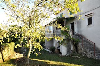 Casa in pietra (semi-indipendente) con ampio cortile