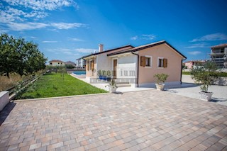 Parenzo, casa con piscina con ampio giardino