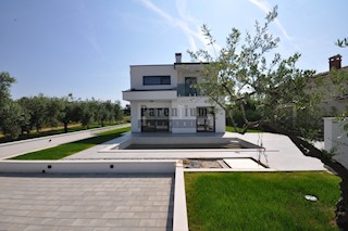 Una villa moderna con piscina in una posizione tranquilla