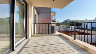 Istria, zona Parenzo – Appartamento al 1° piano con ingresso indipendente e terrazza coperta