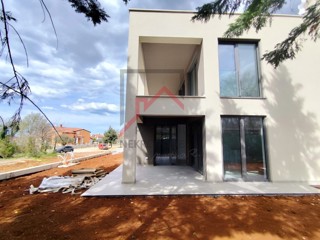 Istria, zona Parenzo - Appartamento al piano terra di 68 m², due camere da letto, cortile, terrazza, edificio di nuova costruzione.