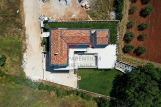 Villa in zona tranquilla con garage e piscina
