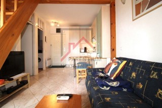 Appartamento con 3 camere da letto e due bagni nel porto di Červar, a 150 metri dal mare.