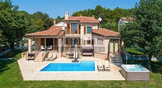 Bella casa in un villaggio tranquillo