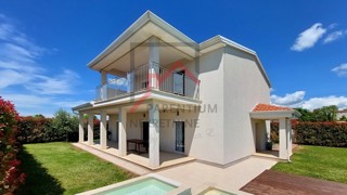Zona Parenzo, casa indipendente con 4 camere da letto e piscina