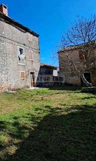 Vecchia casa in pietra da ristrutturare