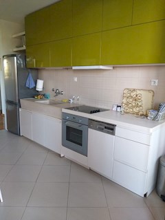 Occasione Unica! Ampio Appartamento con Terrazza e Vista Mare – Prima Fila sul Porto, Bačvice