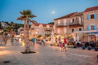 Casa in pietra Jelsa-dalmata nel centro della città