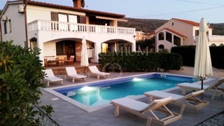 Punat, casa con piscina, vicino al mare!