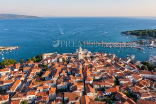 Città di Krk – Terreno di forma regolare, posizione top!