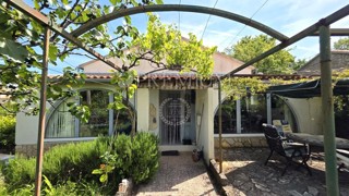 Isola di Krk, casa in pietra in zona molto tranquilla