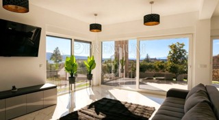 Krk, dintorni, edificio nuovo e moderno con vista panoramica sul mare!