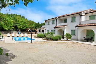 Zona di Dobrinja, casa indipendente con piscina, ai margini della zona edificabile!