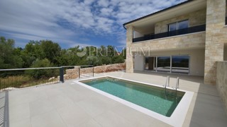 Malinska, casa nuova, 152 m², con piscina e vista mare!  