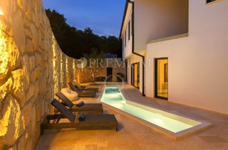 Vrbnik – villa esclusiva con piscina, immersa nel bosco!