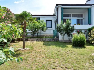 Njivice, casa con vista sul mare e ampio giardino!