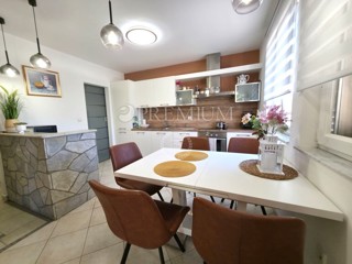 Krk, Pinezici, appartamento al piano terra con vista mare