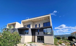 Città di Krk, vendita di un lussuoso appartamento a due piani!