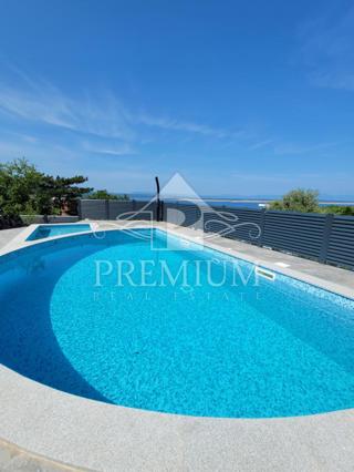 VILLA CON PISCINA, IN POSIZIONE TRANQUILLA