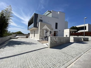 ESCLUSIVA VILLA INDIPENDENTE MODERNA CON PISCINA